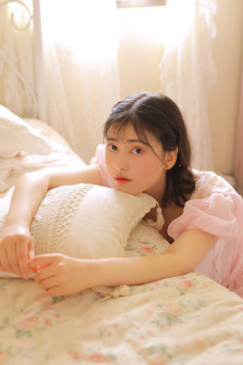 宁荣荣黑色蕾丝抹胸连衣裙