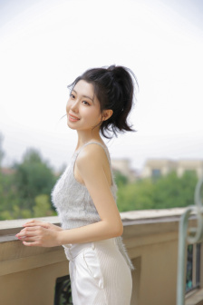 宝宝在把腿敞开点一会儿就不疼了
